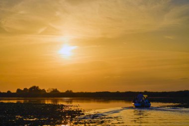 Tuna Deltası Romanya 'da gün batımlı manzara