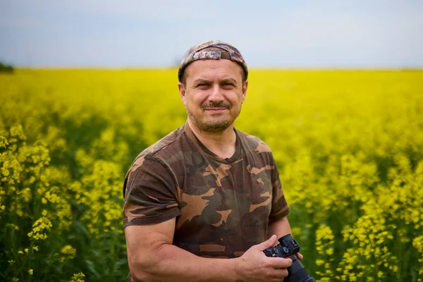 Profesyonel Bir Fotoğrafçı Çiçek Açan Bir Irz Düşmanı Tarlasının Fotoğraflarını — Stok fotoğraf