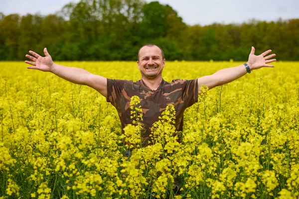 Farmer Camouflage Clothes Field Flowering Rapeseed — Stockfoto