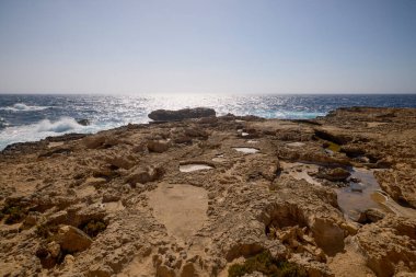 Kayalık bir deniz kıyısına sahip güzel bir manzara.