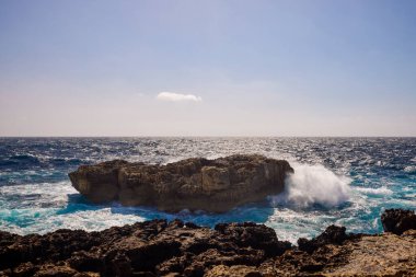 Kayalık bir deniz kıyısına sahip güzel bir manzara.