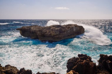 Kayalık bir deniz kıyısına sahip güzel bir manzara.