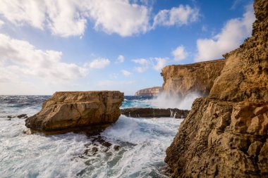 Kayalık bir deniz kıyısına sahip güzel bir manzara.