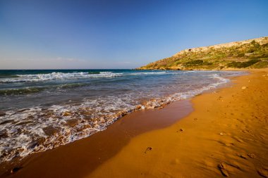 Malta 'da kumlu kumsal olan güzel bir manzara.
