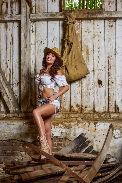 Beautiful Brunette Girl Country Look Indoors Shot Stable Rustic Style — Stockfoto