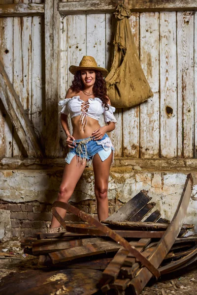 Beautiful Brunette Girl Country Look Indoors Shot Stable Rustic Style — Stockfoto