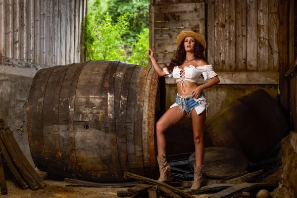 Woman Straw Cowboy Hat Old Wooden Barrel Brown Wooden Wall — Stockfoto