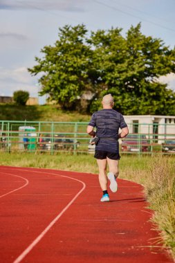 Koşu yolunda koşan bir adam