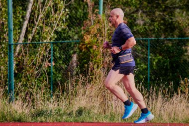 Koşu yolunda koşan bir adam