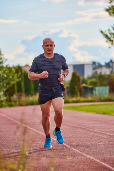 Hombre Corriendo Una Pista Carreras — Foto de Stock