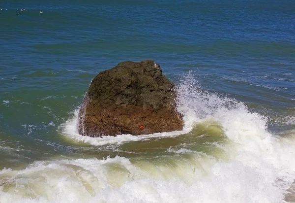 Ondas oceânicas colidindo com a rocha — Fotografia de Stock