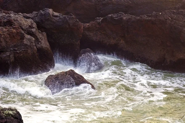 Onde costiere che si scontrano rocce — Foto Stock