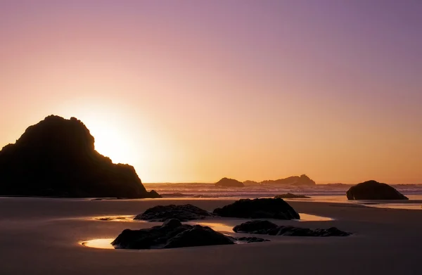 Océano calma cielo rosa puesta de sol — Foto de Stock