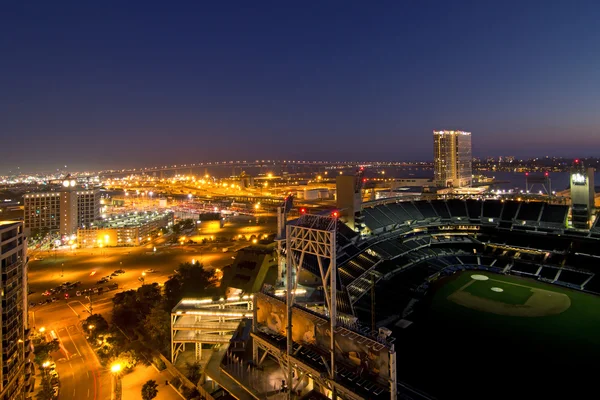 Cityscape no fundo da noite — Fotografia de Stock