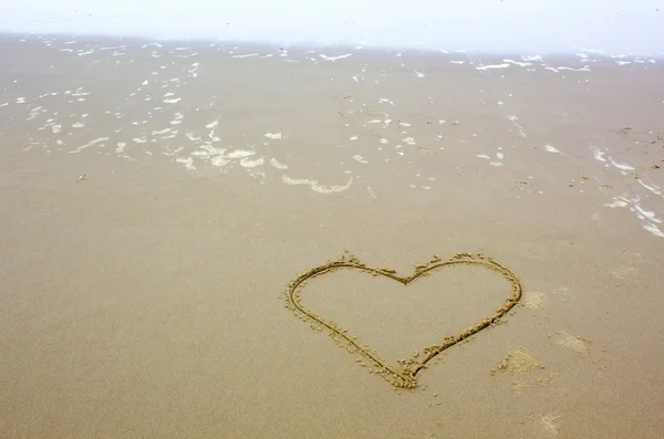 Forma de coração desenhado na praia — Fotografia de Stock