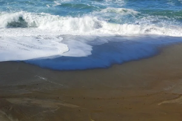 Golven en strand — Stockfoto