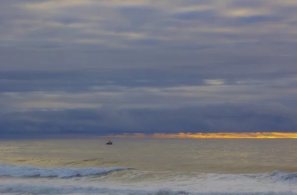 Хмарний океан захід сонця з грозовою бурею — стокове фото