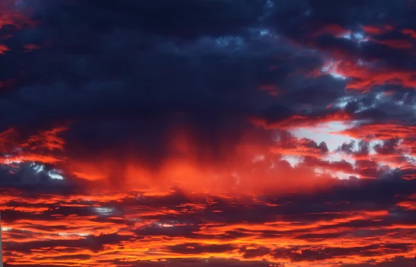 Stormskyer ved solnedgang – stockfoto