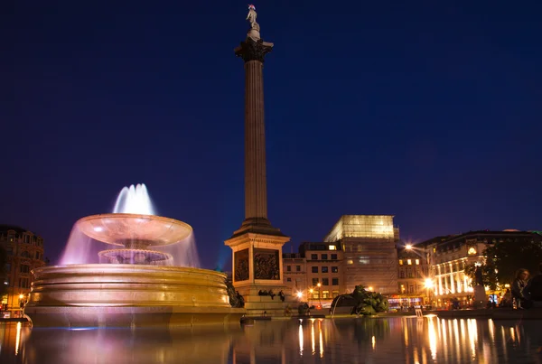 London trafalgar square fontäner på natten — Stockfoto