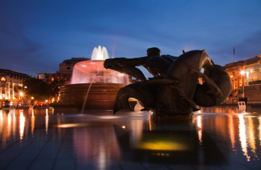 Londra'da trafalgar Meydanı çeşmeler gece adlı