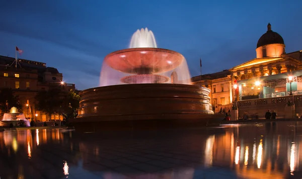 London Trafalgar square fountains at nighttime — Stock Photo, Image