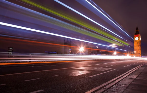 Trafik över westminster bridge suddig av lång exponering — Stockfoto