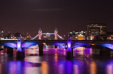 Londra 2012, ışıklandırılmış köprüleri, kule bridg Olimpiyat halkaları