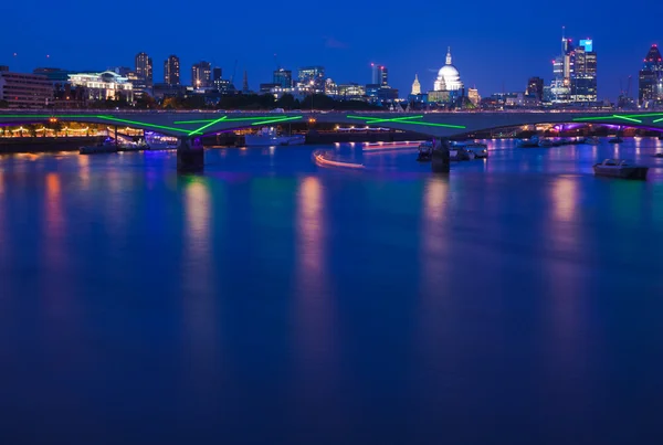 London, vy över Themsen mot St pauls och Londons — Stockfoto