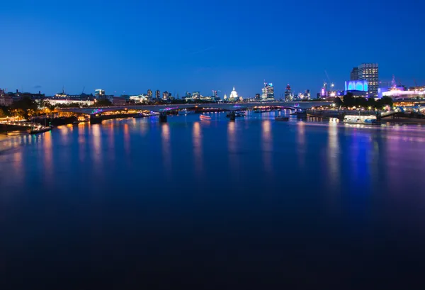 Londres, vista sobre o Tamisa em direção a St. Pauls e cidade de Londres — Fotografia de Stock