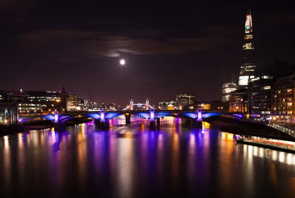 London 2012, kivilágított hidak, a torony hidakon olimpiai gyűrűk — Stock Fotó