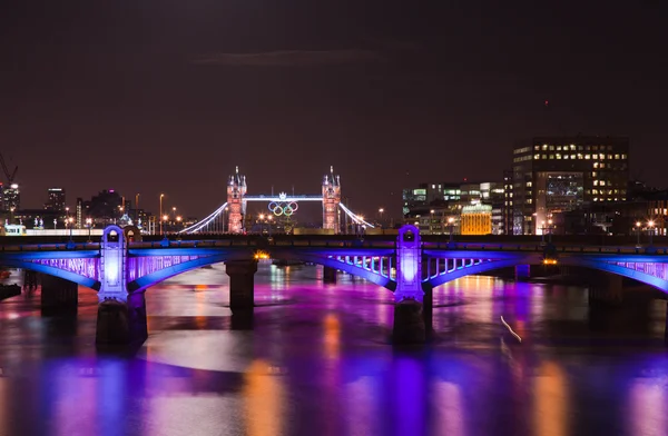London 2012, floodlit bridges, Olympic rings on the Tower bridg — Stock Photo, Image