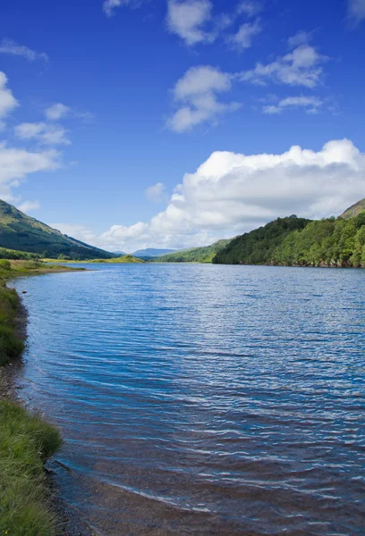 Paisagem de verão escocesa com lago — Fotografia de Stock