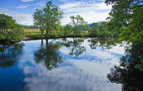 Scozia, paesaggio estivo, fiume Lochay vicino al suo confluenc — Foto Stock