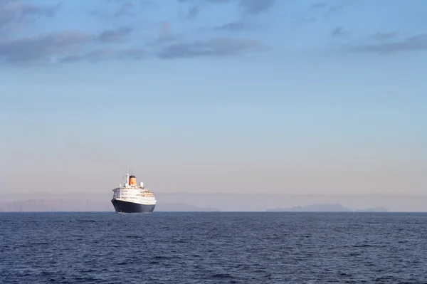 Kreuzfahrtschiff in der Nähe des Funchal-Hafens (Wüsteninseln im — Stockfoto