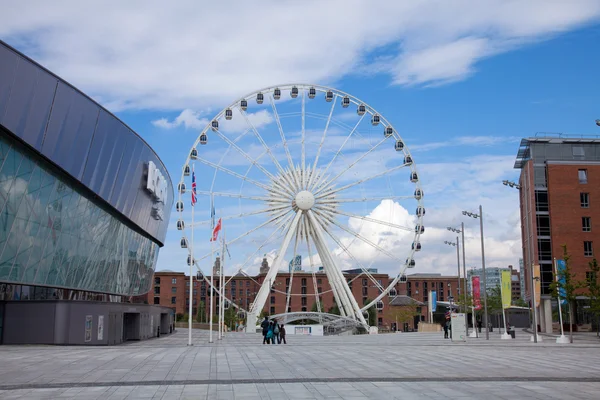 Liverpool, observation wheel close to Albert dock — Stock Photo, Image
