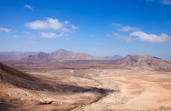 Fuerteventura északi részén fekvő nézetben nyugatról montana roja (piros mountai — Stock Fotó