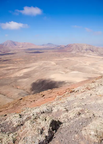 Fuerteventura északi részén fekvő nézetben nyugatról montana roja (piros mountai — Stock Fotó