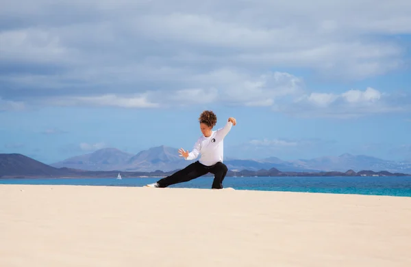 Thai-chi en las dunas — Foto de Stock