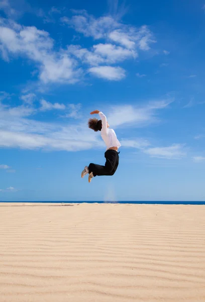 Jumping in the dunes — Stock Photo, Image