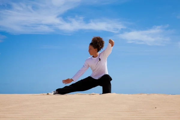 Thai-chi in the dunes — Stock Photo, Image