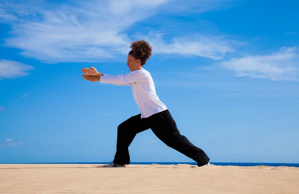 Thai-chi in the dunes — Stock Photo, Image