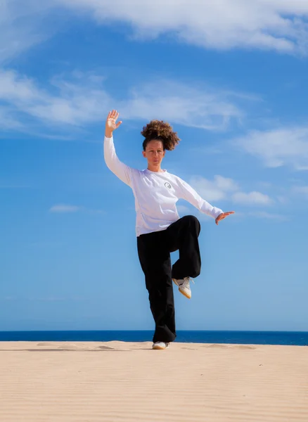 Thai-chi en las dunas —  Fotos de Stock