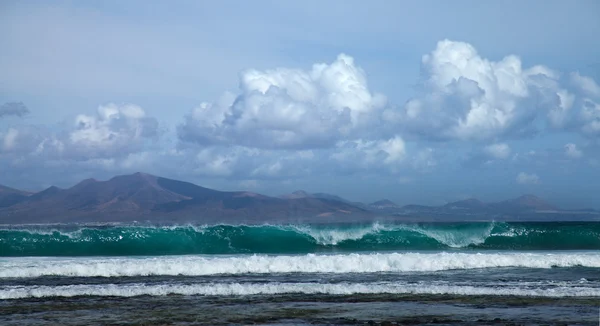 Морская волна между Фуэртевентурой и Лансароте — стоковое фото