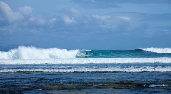 Grupo de surfistas en el mar se hinchan —  Fotos de Stock