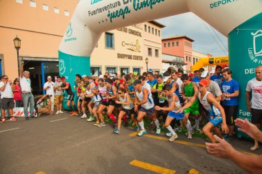 Corralejo - Kasım 03: Koşucular başlangıç Forth olaraktan at yarışı