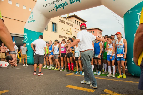 CORRALEJO - NOVEMBER 03: Runners assemble befre the race at Fou — Stock Photo, Image
