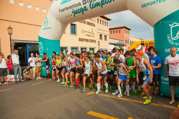 Corralejo - listopad 03: Běžci start závodu v Forth meziná — Stock fotografie