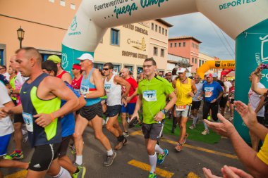 Corralejo - Kasım 03: Koşucular başlangıç dördüncü stajyer at yarışı