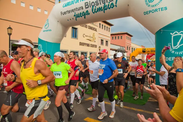 CORRALEJO - NOVEMBER 03: Runners start the race at Fourth intern — Stock Photo, Image