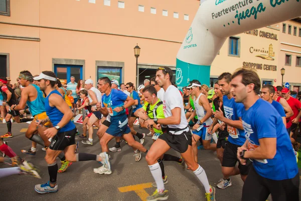 CORRALEJO - NOVEMBER 03: Runners start the race at Forth interna — Stock Photo, Image
